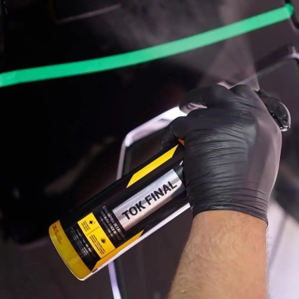 TOK FINAL spray wax from Full Car Wash Kit Vonixx being applied to car paint for a glossy finish and protective coating.